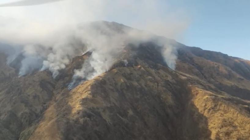 Brigadistas sostienen combate de incendio en la alta montaña tafinista