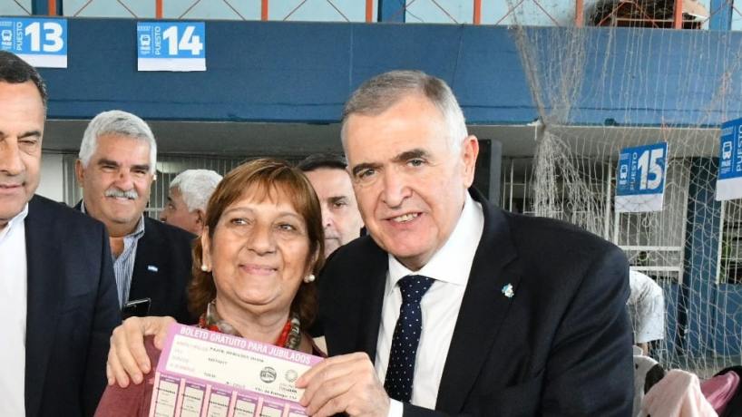 Miles de jubilados de la Capital reciben su Boleto Gratuito para el transporte público
