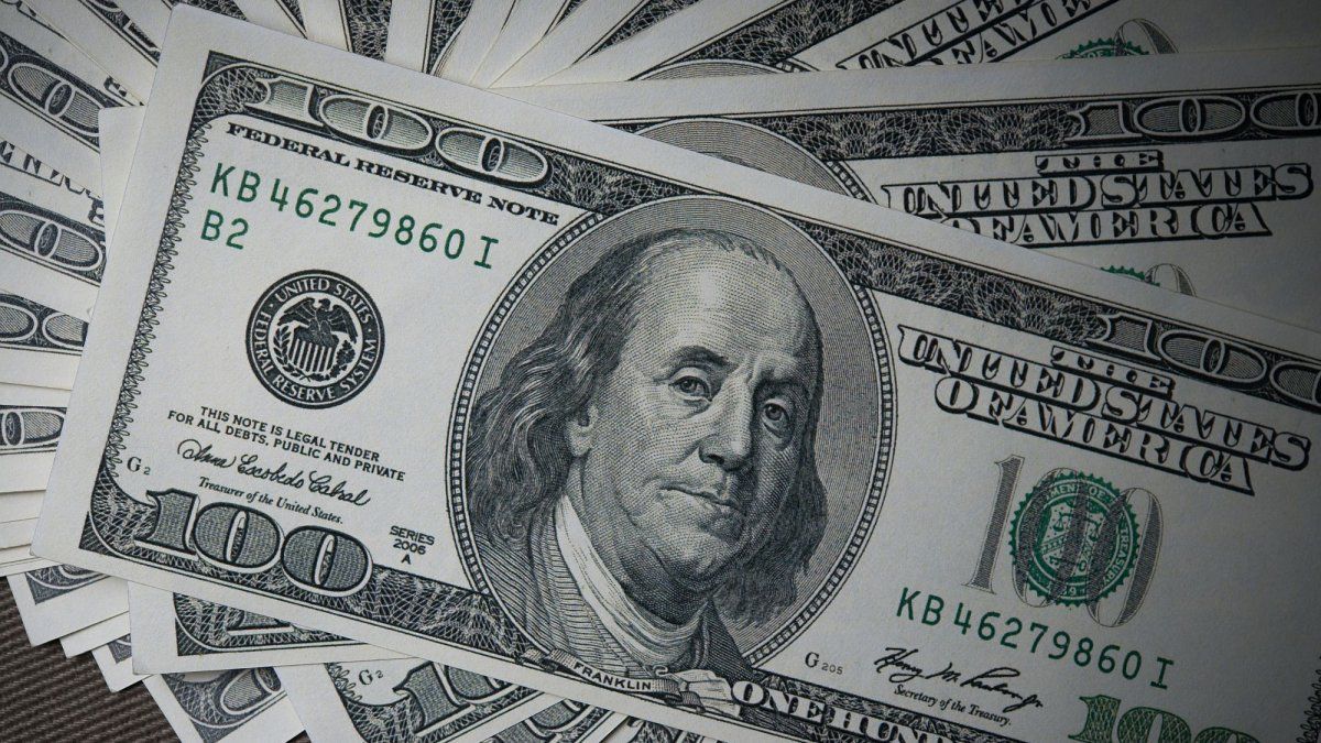El dólar blue tuvo una leve suba y se acercó a los $1000