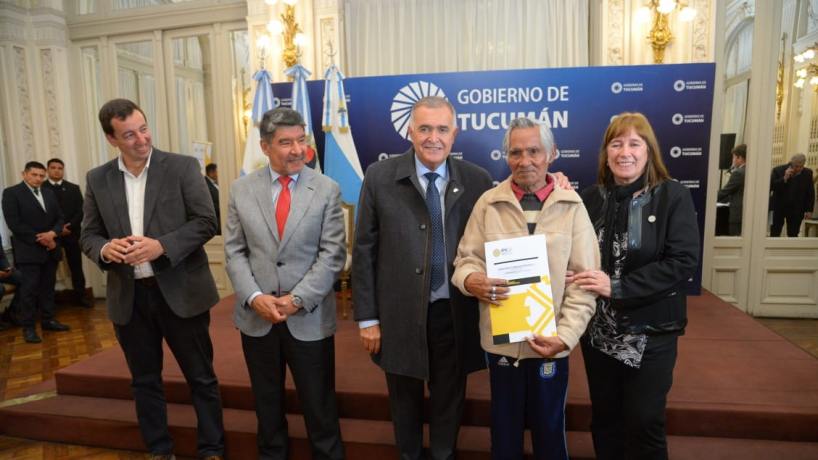 Jaldo entregó 140 escrituras y destacó el rol del Estado Jaldo entregó 140 escrituras y destacó el rol del Estado en la vivienda