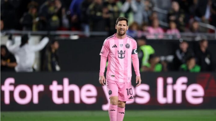 Debut con tropiezo: Lionel Messi no pudo evitar la caída logo tendencias de noticias
