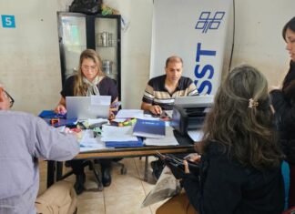 Operativo del IPSST en La Madrid para acompañar a afiliados afectados por las inundaciones