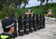 El Gobierno de Tucumán avanzó con la demolición de construcciones ilegales sobre tierras fiscales en la ribera del Río Salí.