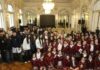 Jaldo recibió a estudiantes y turistas en el Salón Blanco