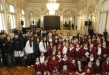 Jaldo recibió a estudiantes y turistas en el Salón Blanco