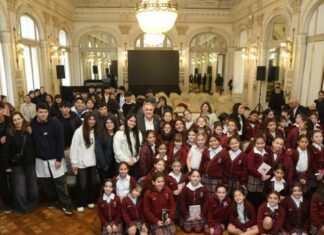 Jaldo recibió a estudiantes y turistas en el Salón Blanco