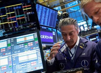 El riesgo país descendió a 485 puntos y tocó su nivel más bajo en el último mes