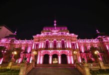La Casa de Gobierno se iluminó de rosa para concientizar sobre el cáncer de mama